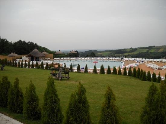 view-towards-the-swimming.jpg, 28 KB